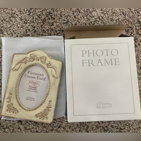 Photo Frame Set Victorian Cream/Gold 2.5”x3.5” Standing Picture Frame NEW IN BOX - Picture 3 of 4